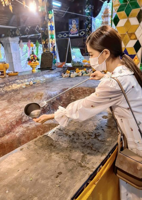 ก้อย รัชวิน พาสามี ตูน บอดี้แสลม ไหว้พระจ. เชียงใหม่ หลังยังไม่หายป่วย