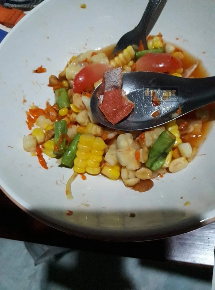 โซเชียลรับไม่ได้ ลูกค้าสั่งตำข้าวโพด กลับได้ของแถม ซ้ำร้านไม่ขอโทษ