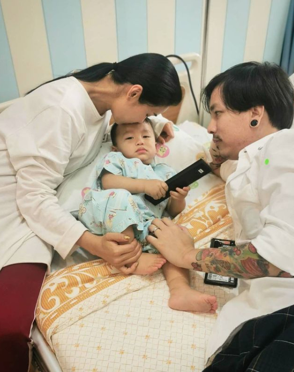 ชมพู่ ก่อนบ่าย ฉลองวันเกิดสามีที่โรงพยาบาล หลังลูกชาย น้องธารา ป่วย
