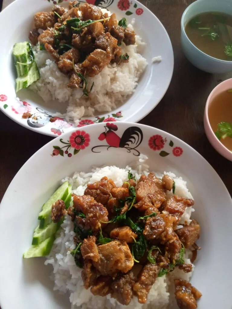 กราบหัวใจพ่อค้า เด็กสองคนหิวข้าว แต่มีเงินแค่ 30 อยากกินกระเพราหมูกรอบ