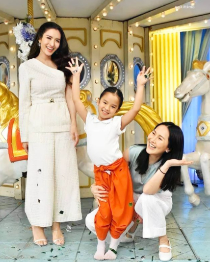 น้องปีใหม่ แอบแต่งหน้าอัดคลิปใส่โทรศัพท์ แม่แอฟ