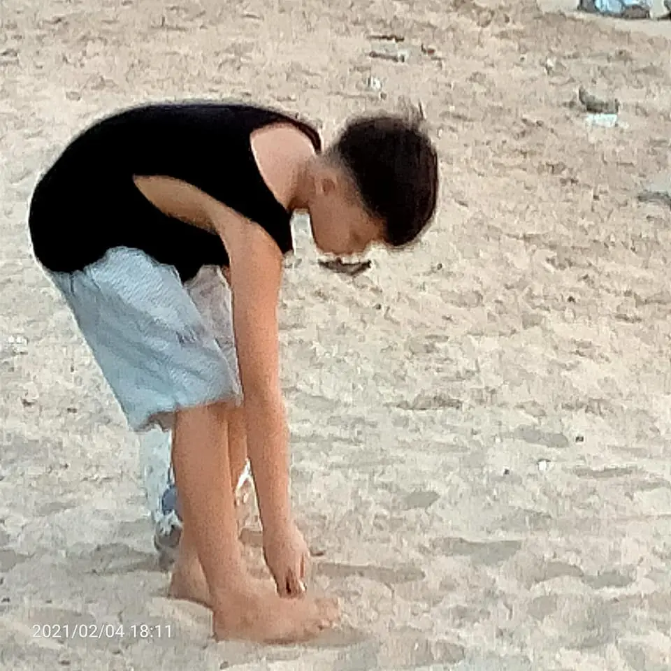 หญิงสาวไปนั่งเล่นชายหาดพัทยา เห็นเด็กลูกครึ่งทำดี จนรู้สึกอายเเทน
