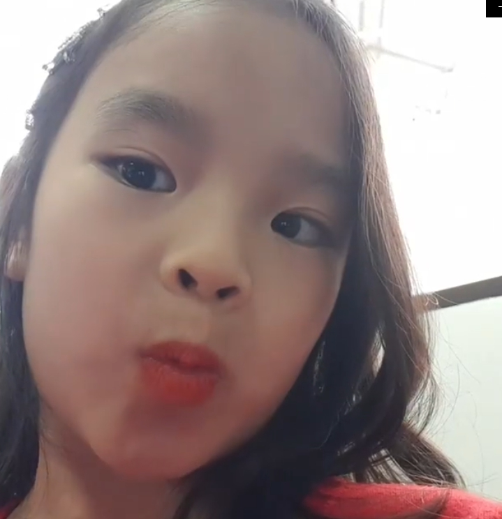 น้องปีใหม่ แอบแต่งหน้าอัดคลิปใส่โทรศัพท์ แม่แอฟ