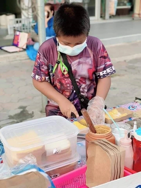 หนุ่มน้อยวัย 11 ปี ขายขนมปังปิ้งช่วยแม่ เพราะครอบครัวไม่มีเงินซื้อข้าว