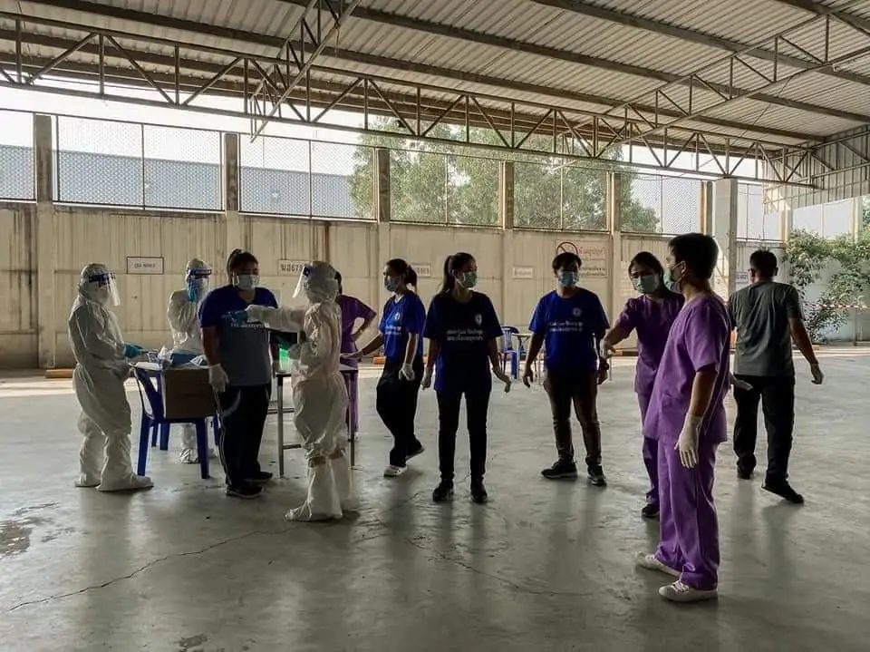 ภาพ"ทีมมู่หลาน" นักรบชุดขาวจากน่าน สู้ภัยโควิดที่สมุทรสาครเป็นวันที่ 2
