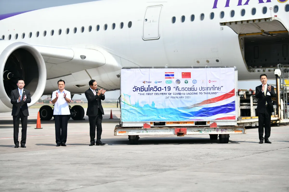 รองโฆษกรัฐบาล สยบดราม่า นายกฯถือขวดวัคซีนโควิดถ่ายรูปโชว์