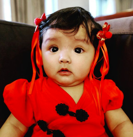 ใบเตย อาร์สยาม อุ้มลูกสาว น้องเวทมนตร์ ถ่ายแบบชุดกี่เพ้า เทศกาลตรุษจีน