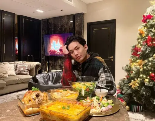 ชาวเน็ตขุดลึก ดีเจมะตูม โกหกประวัติการศึกษาจบ เอไทม์โร่ แจงแล้ว