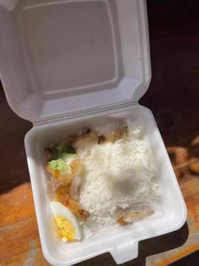 รีวิวข้าวหมูกรอบสั่งผ่านเเอปฯ เปิดกล่องเจอเศษๆนับชิ้นได้นึกว่าของเหลือ
