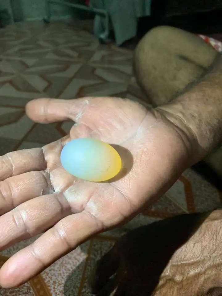สาวตั้งข้อสงสัย วัตถุคล้าย หินทรงไข่ มีแสงประกายสีเหลืองอร่าม