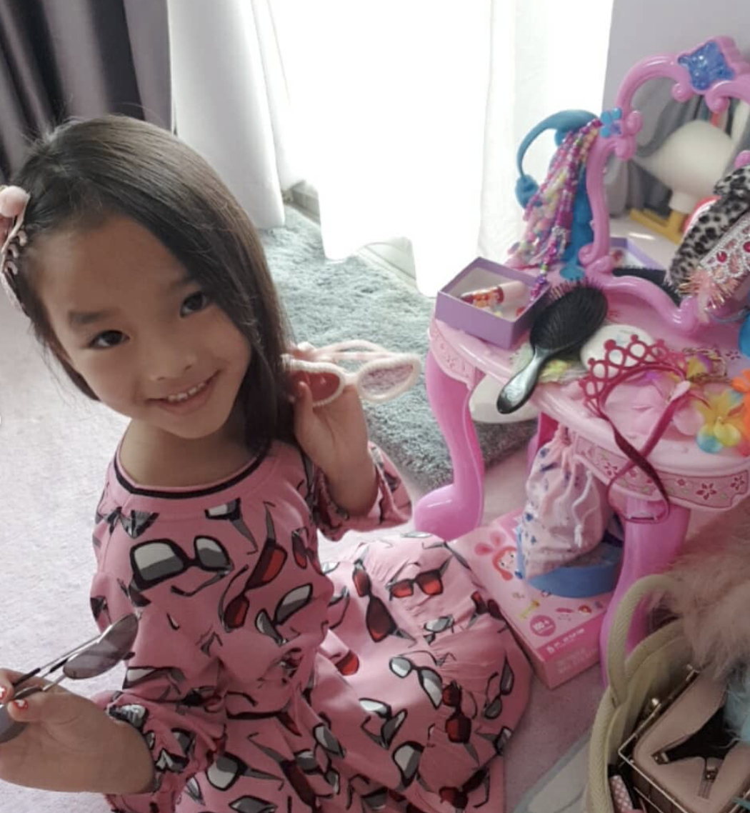 น้องปีใหม่ โตเป็นสาวแล้ว นั่งแต่งหน้าทำผมก่อนออกไปดินเนอร์กับ แม่แอฟ