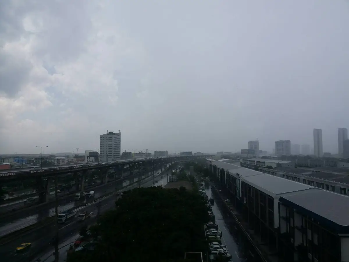 อุตุฯ เตือนฝนฟ้าคะนองลมกระโชกแรง จากนั้นอุณหภูมิจะลดฮวบ 1-3 องศา
