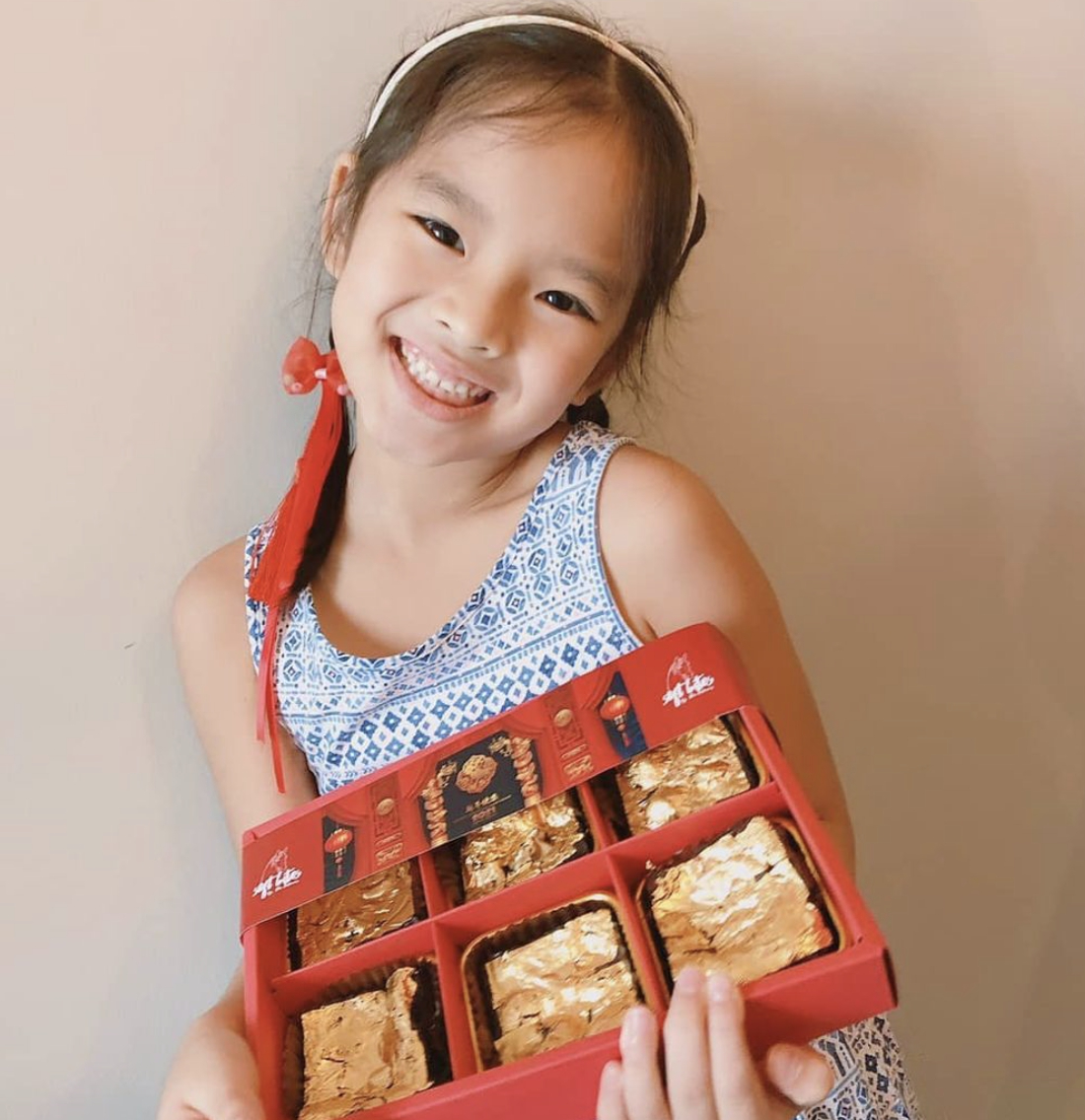 น้องปีใหม่ โตเป็นสาวแล้ว นั่งแต่งหน้าทำผมก่อนออกไปดินเนอร์กับ แม่แอฟ