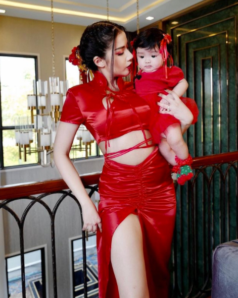 ใบเตย อาร์สยาม อุ้มลูกสาว น้องเวทมนตร์ ถ่ายแบบชุดกี่เพ้า เทศกาลตรุษจีน