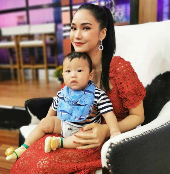 ชมพู่ ก่อนบ่าย พาลูกชาย ทำบุญถวายพระ เสริมสิริมงคล ในวันเกิดสามี
