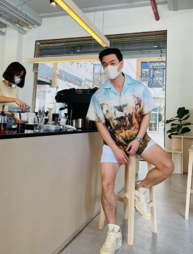 น็อต วิศรุต โพสท่าถ่ายรูปในร้านกาแฟ คนไลก์ทะลุแสน