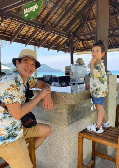 ชาคริต พาลูกชาย น้องโพธิ์ เที่ยวพักผ่อนทะเลภูเก็ต ในวันหยุดอย่างอบอุ่น