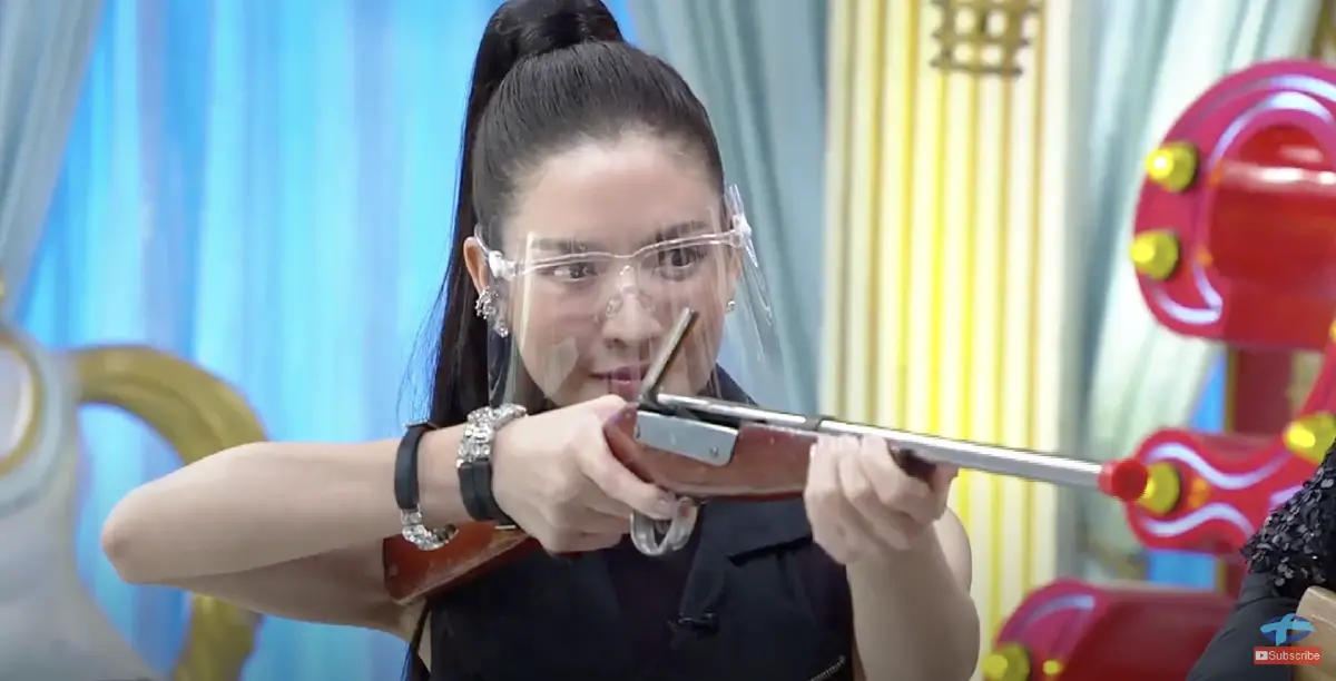 แอฟ ทักษอร เปลี่ยนลุคโชว์ลีลาจับปืน สวยเท่ไม่เบา