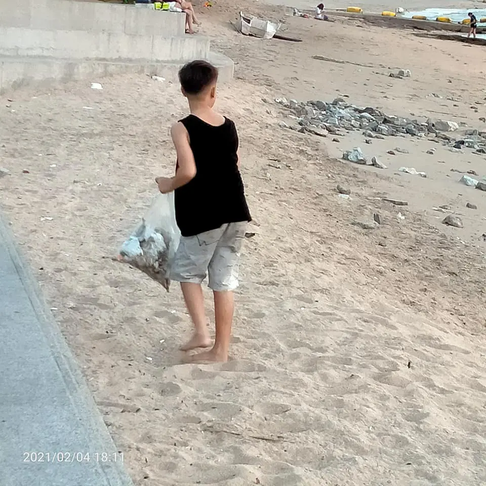 หญิงสาวไปนั่งเล่นชายหาดพัทยา เห็นเด็กลูกครึ่งทำดี จนรู้สึกอายเเทน