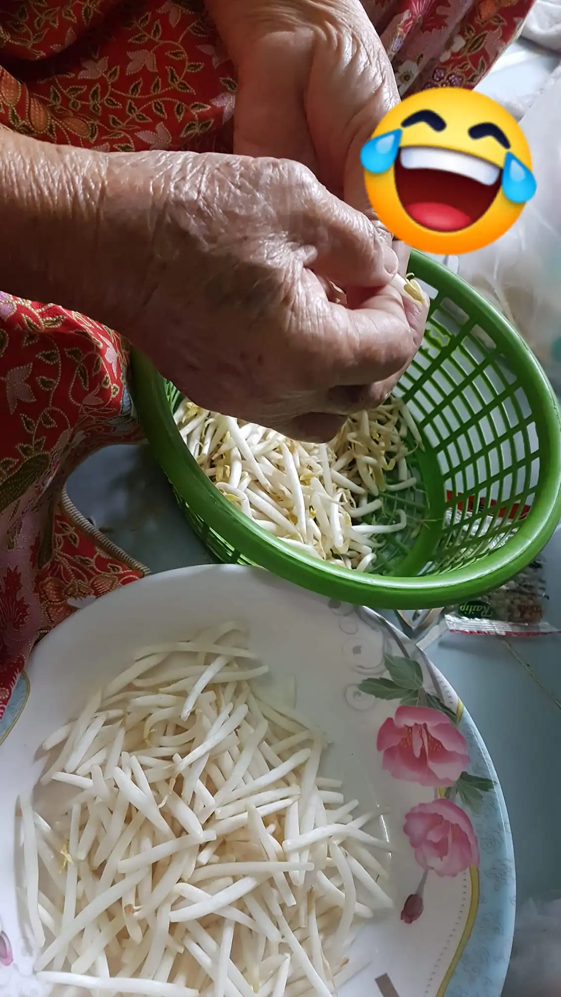 สาวเผยสาเหตุ คุณยาย เด็ดถั่วงอกทีละต้น ก่อนเอาไปทำอาหาร