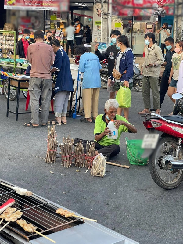 สุดเวทนา คุณตาสู้ชีวิต นั่งขายไม้ฟืนหาเงินเลี้ยงชีพ แต่ไร้คนมาอุดหนุนส
