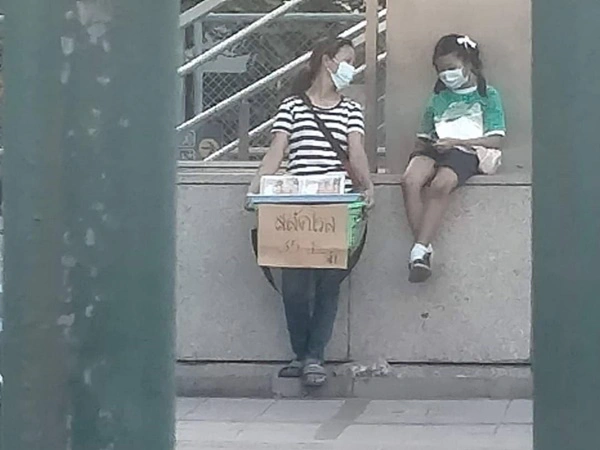 แม่ลูกสลับกันยืนขายสลัดโรล หารายได้หล่อเลี้ยงครอบครัวช่วงโควิด