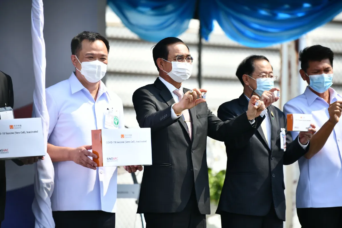รองโฆษกรัฐบาล สยบดราม่า นายกฯถือขวดวัคซีนโควิดถ่ายรูปโชว์