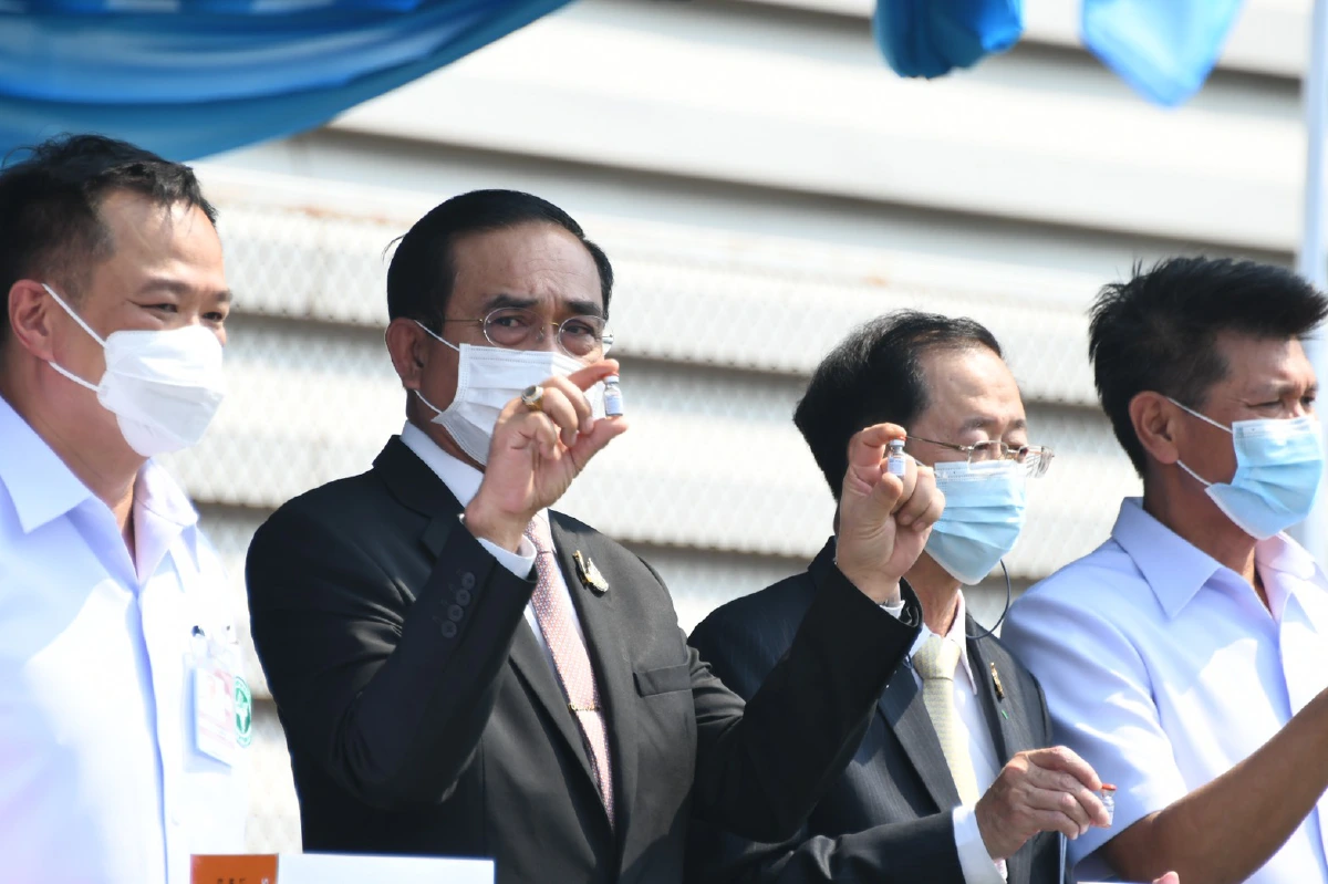 รองโฆษกรัฐบาล สยบดราม่า นายกฯถือขวดวัคซีนโควิดถ่ายรูปโชว์