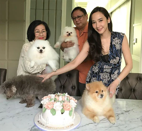 อั้ม พัชราภา ฉลองงานวันเกิด คุณแม่บังเกิดเกล้า อายุครบ 70 ปี