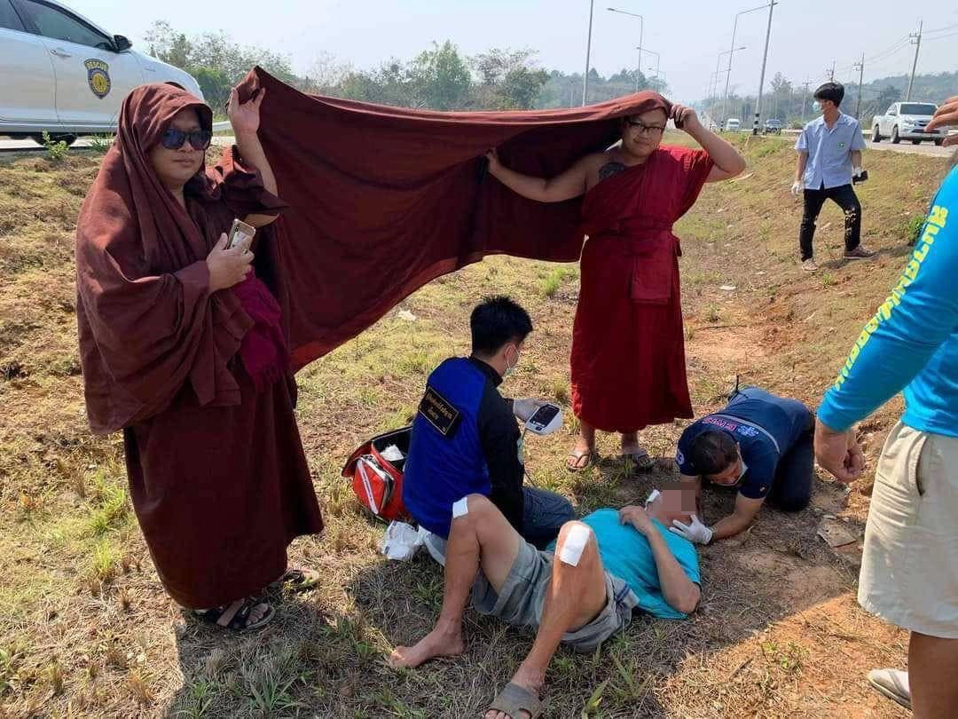 คณะพระสงฆ์เจออุบัติเหตุระหว่างเดินทาง รีบช่วยสละผ้าคลุมบังแดดให้