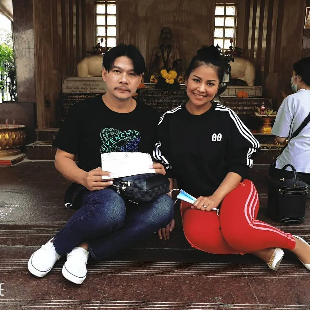 ตั๊ก ศิริพร จูงมือ นุ้ย เชิญยิ้ม ถวายเงินช่วยโรงพยาบาลสงฆ์