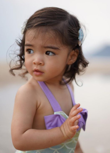 ลิเดีย แปลงโฉมลูกสาว น้องเดมี่ เป็นนางเงือกน้อยยืนถ่ายรูปริมทะเล