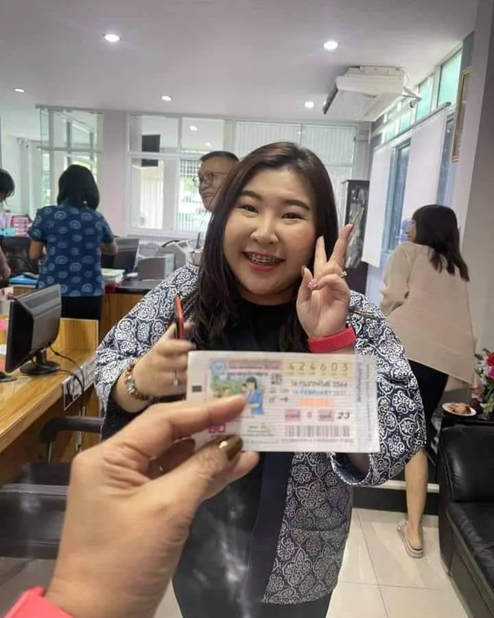 สาวยิ้มดีใจ ถูกรางวัลที่1 "อุดรธานี"เมืองเเห่งโชค ตามกันมาติดๆรายที่2่