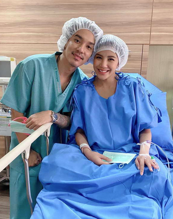 ใบเตย อาร์สยาม อุ้มลูกสาว น้องเวทมนตร์ ถ่ายแบบชุดกี่เพ้า เทศกาลตรุษจีน