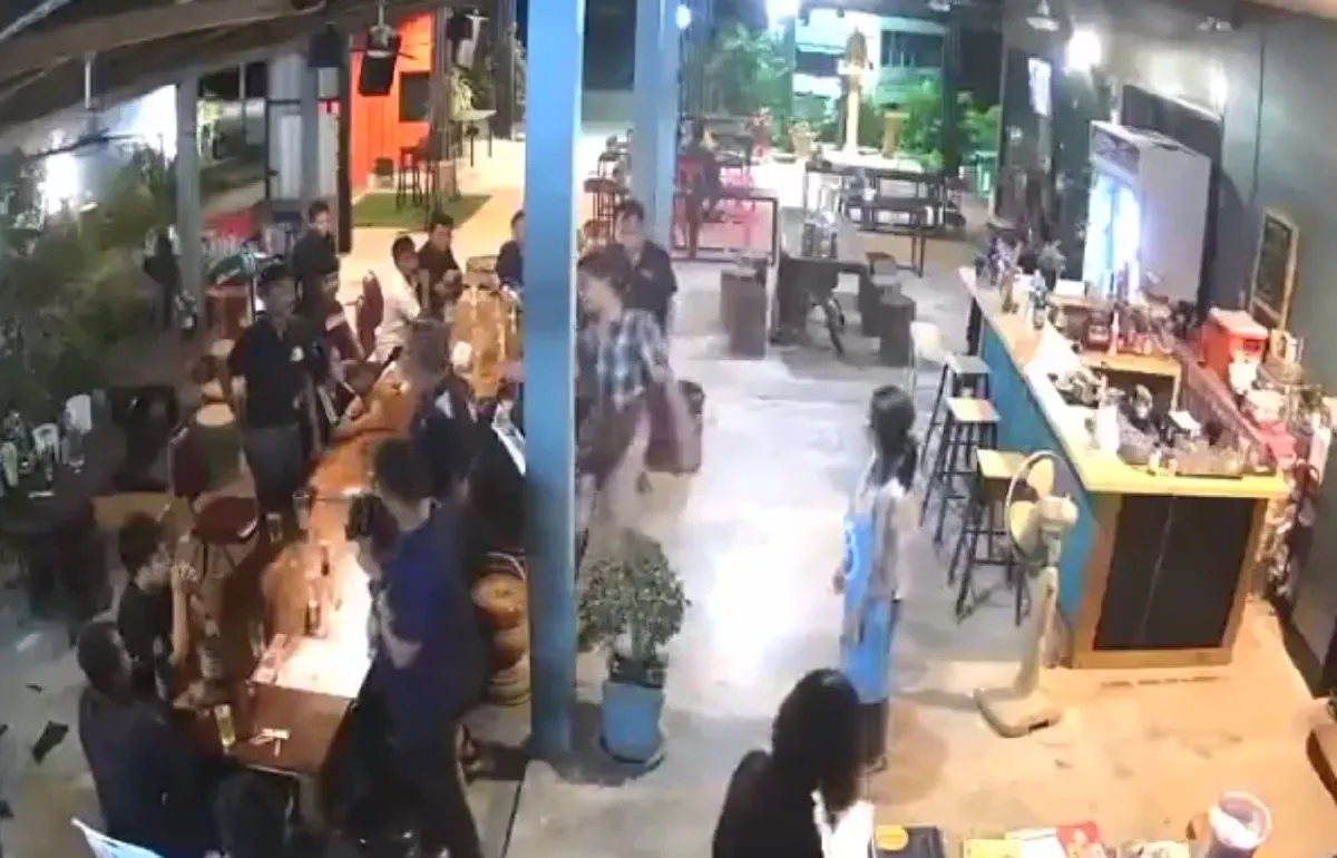 ครูชายเมาหนักอยากร้องเพลง โวยขอเครื่องเสียง เเต่ร้านข้าวต้มไม่จัดให้