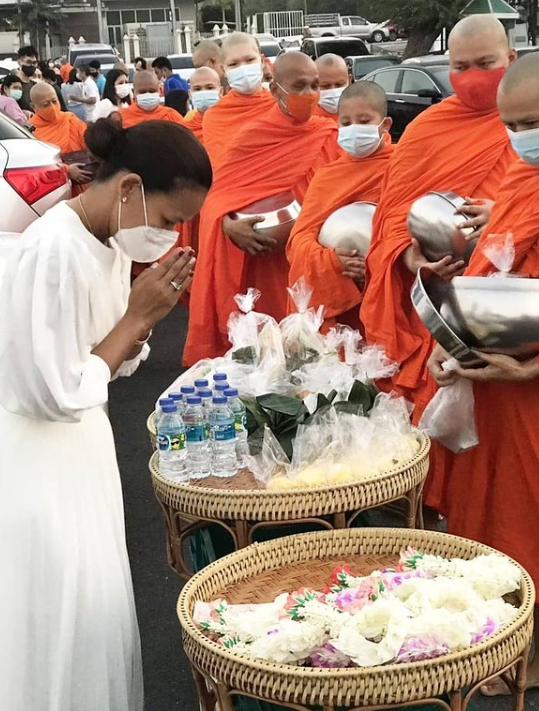 กาละแมร์ พัชรศรี ทำบุญใหญ่ ใส่บาตรพระ 45 รูป เนื่องในวันมาฆบูชา