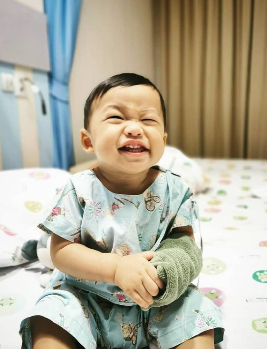 ชมพู่ ก่อนบ่าย แทบขาดใจ หลังน้องธารา เกร็งชัก จนต้องเข้าห้องฉุกเฉิน