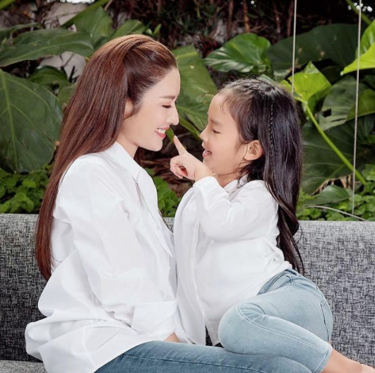 แอฟ ทักษอร อวดภาพลูกสาว น้องปีใหม่ ตั้งใจพับดอกบัวมาให้