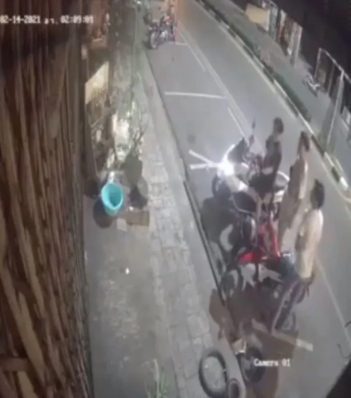 เจ้าของร้านซ่อมมอเตอร์ไซค์ลืมเก็บขวดน้ำมันเข้าร้าน ตื่นเช้ามาหายไป1ขวด
