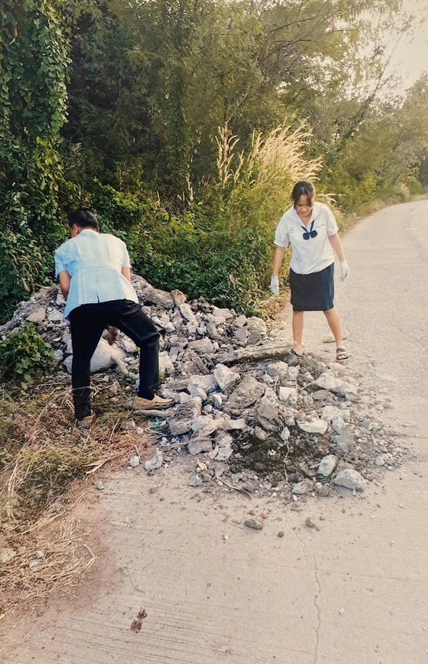 2 พ่อลูกช่วยกันเก็บสิ่งกีดขวางออกจากทางสัญจร หวั่นผู้ใช้ถนนเกิดอันตราย
