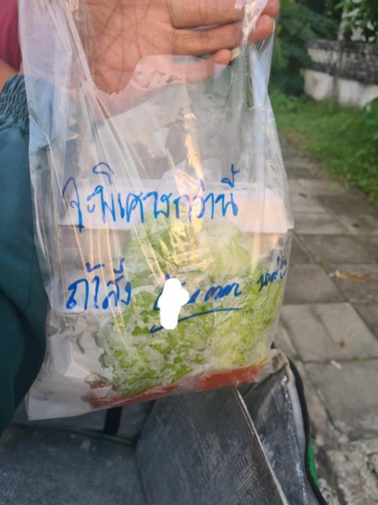 หนุ่มรับไม่ได้ สั่งอาหารจากแอป เจอร้านเขียนข้อความบนถุง เลือกข้างชัดเจ