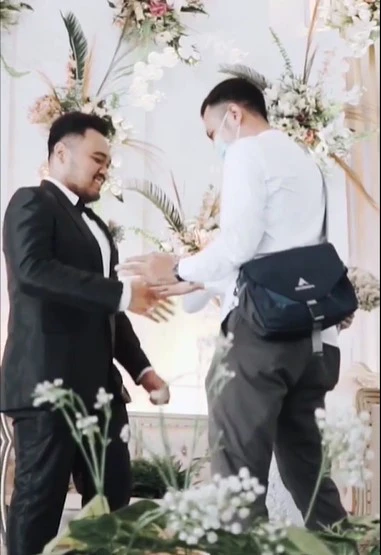 ดราม่า! เจ้าสาวขอกอดแฟนเก่ากลางงานแต่ง สามีถึงขั้นหน้าเจื่อนไปไม่เป็น!