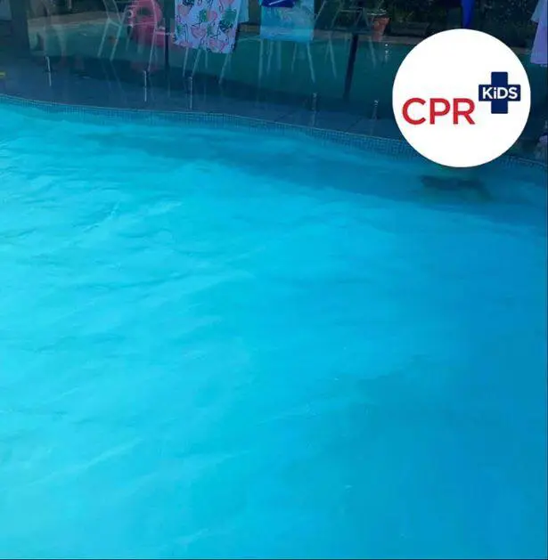 เตือนพ่อแม่อย่าให้ลูกใส่ชุดว่ายน้ำสีฟ้าอ่อน พอลงสระไปแล้วแทบมองไม่เห็น