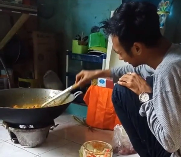 พ่อค้านั่งร้องไห้หน้ากระทะ ถูกลูกค้าไร้จิตสำนึกยกเลิกอาหาร 60 ออเดอร์
