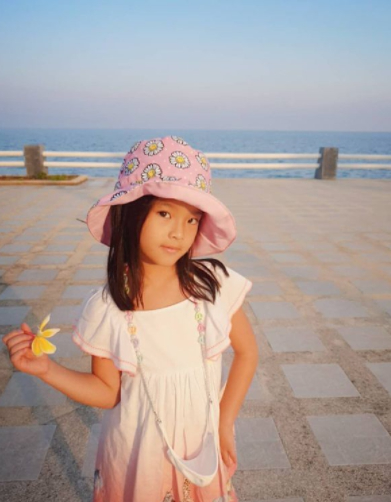 น้องปีใหม่ แอบแต่งหน้าอัดคลิปใส่โทรศัพท์ แม่แอฟ