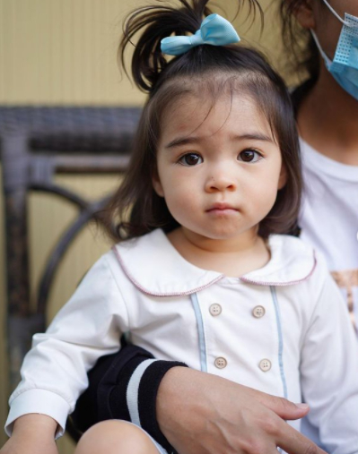 ลิเดีย แปลงโฉมลูกสาว น้องเดมี่ เป็นนางเงือกน้อยยืนถ่ายรูปริมทะเล