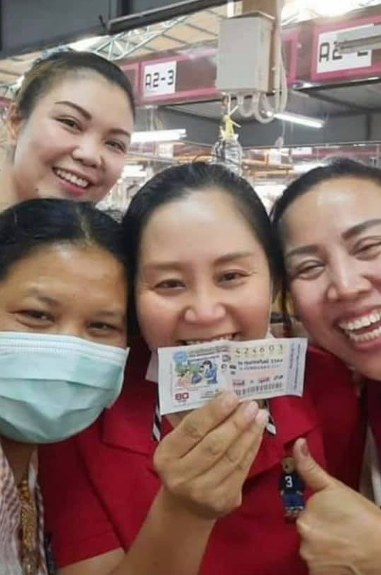 บุญหล่นทับ! แม่ค้าหวยขายไม่ออกเหลือ 600 ใบ สุดท้ายถูกรางวัลที่ 1