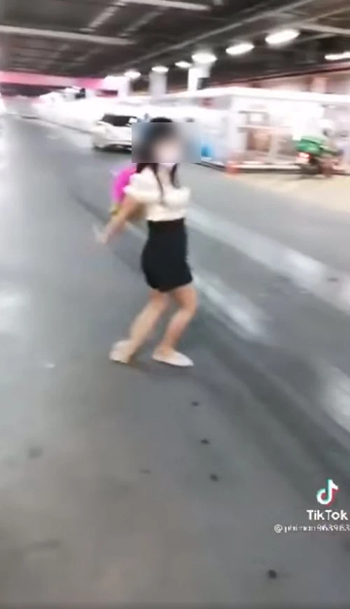 สาวนึกห้าว ถ่ายคลิปติดป้ายที่จอดรถคนพิการ ก่อนทำท่าเดินเป๋ไปช็อปปิ้ง