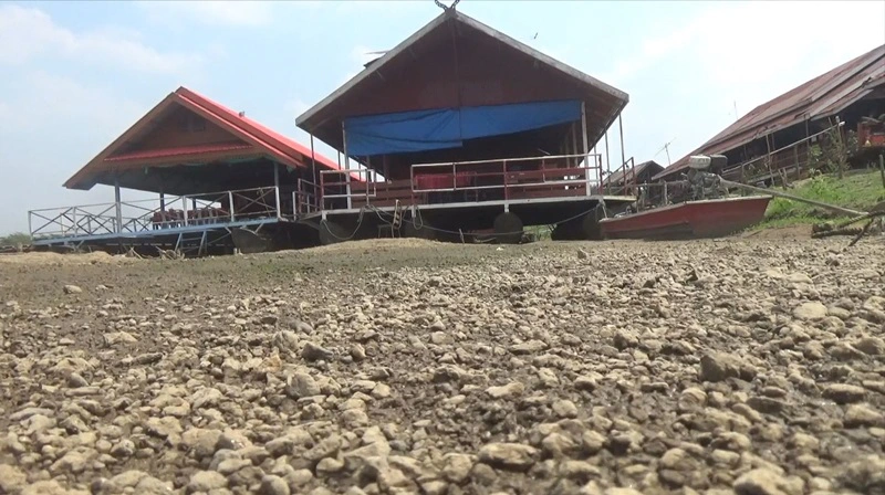 เปิดภาพ ทะเลสาบดอยเต่า น้ำแห้งเหือด กลายเป็นทุ่งหญ้า หลังเจอภัยแล้ง