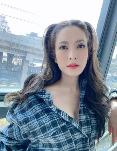 อั้ม อธิชาติ โผล่คอมเมนต์ แอฟ ทักษอร สะดุดตากว่าแคปชั่นก็คอเสื้อ